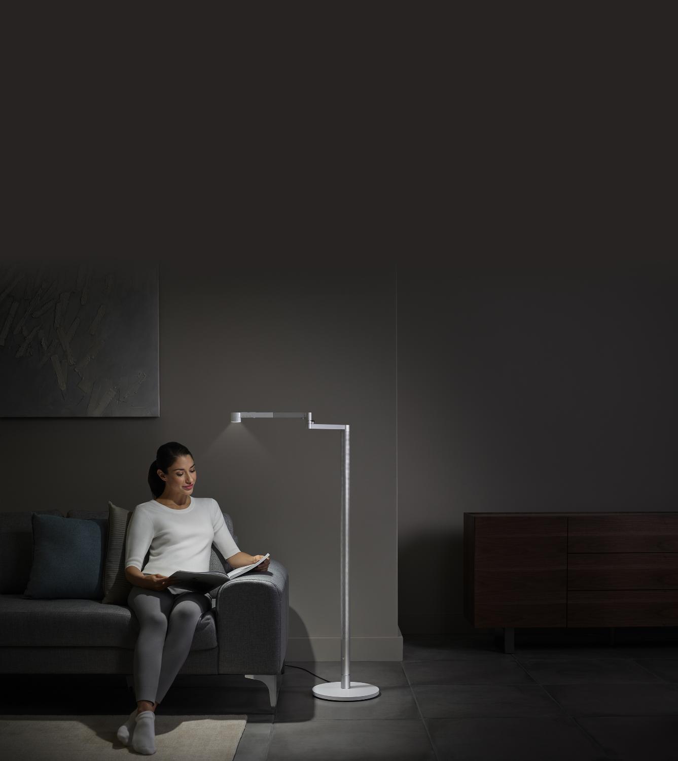 Vrouw die met de taakverlichting van de Dyson Solarcycle Morph lamp werkt